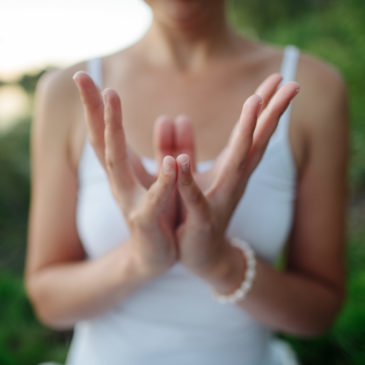 yogini en blanc avec main en mudra du lotus
